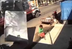 Pedestre e atingida por cama box que caiu de caminhao em Parintins motorista foge sem prestar socorro