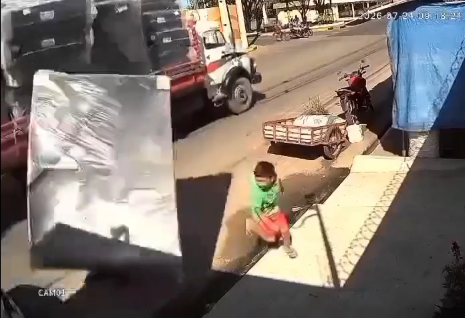 Pedestre e atingida por cama box que caiu de caminhao em Parintins motorista foge sem prestar socorro