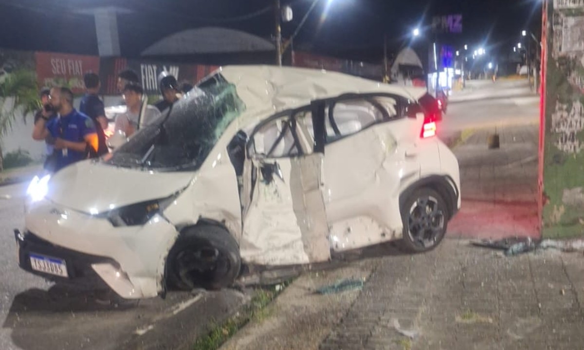 acidente de transito em manaus deixa veiculo destruido em manaus 1