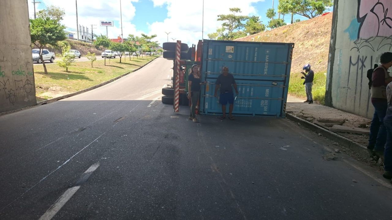 caminhao com conteiner tomba e derrama oleo em manaus foto divulgacao immu