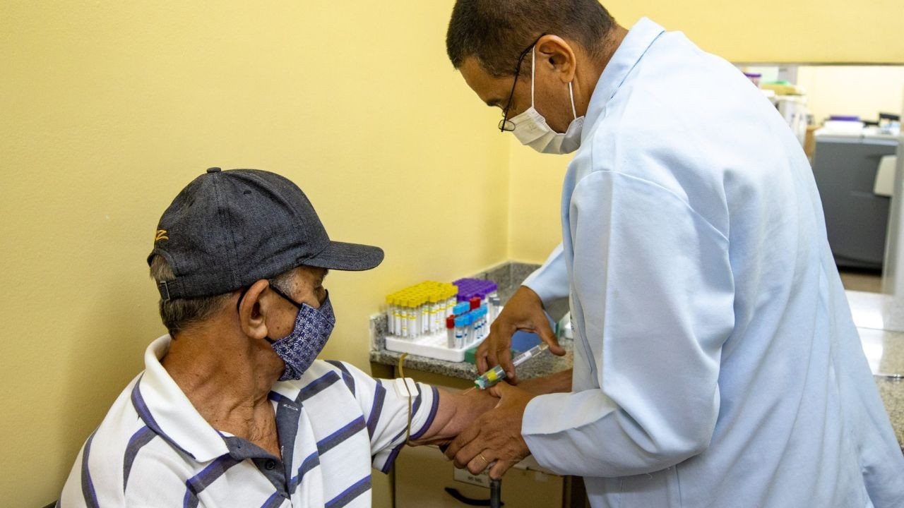 idoso recebendo atendimento de profissional da semsa em unidade de saude da prefeitura de manaus divulgacao semsa