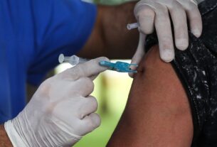 movimentacao de idosos no posto da 612 sul para vacinacao contra influenza2403209966