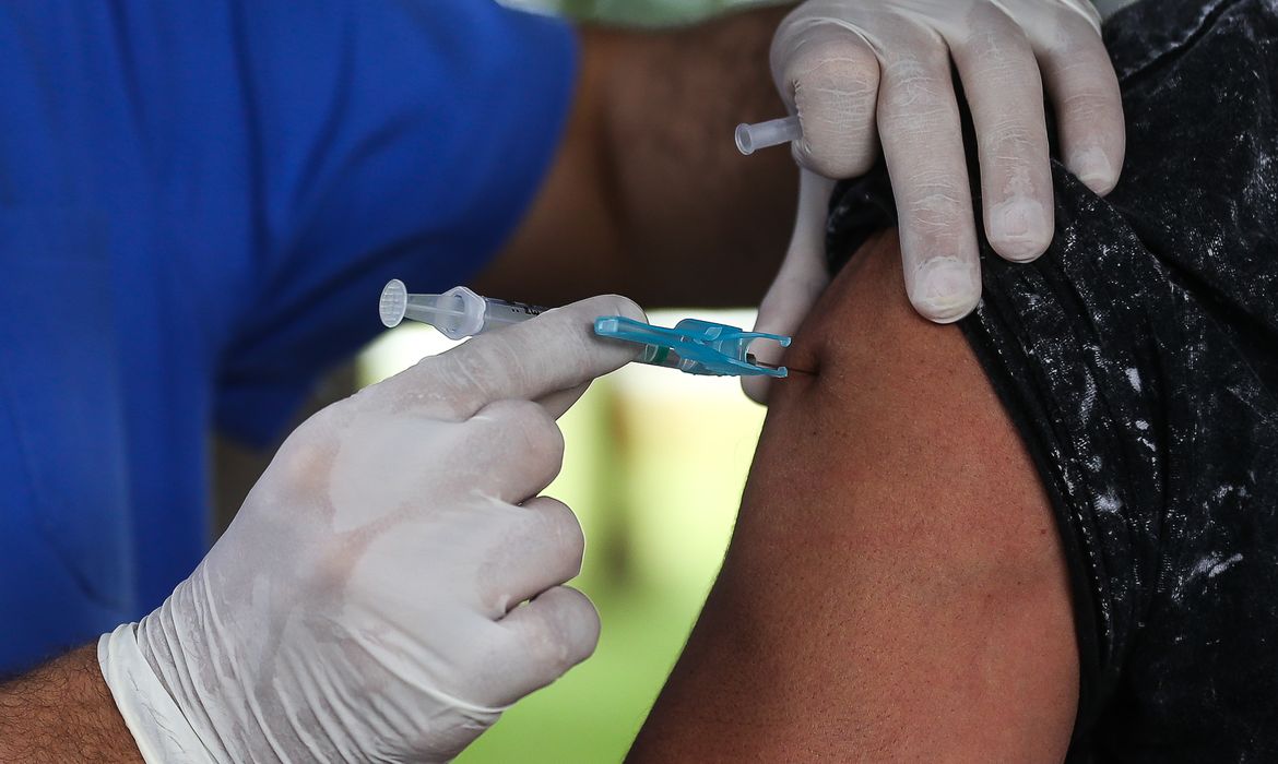 movimentacao de idosos no posto da 612 sul para vacinacao contra influenza2403209966