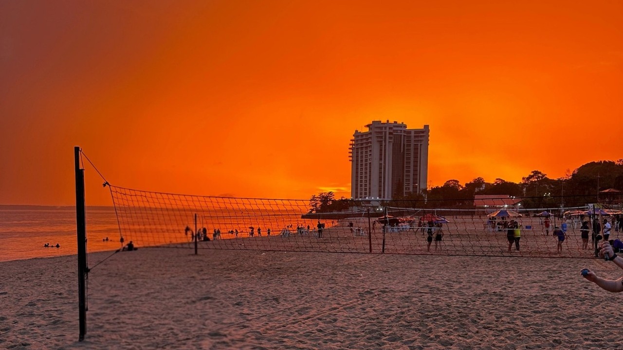 por do sol em tons vibrantes chama atencao em manaus vista da praia da ponta negra foto reproducao