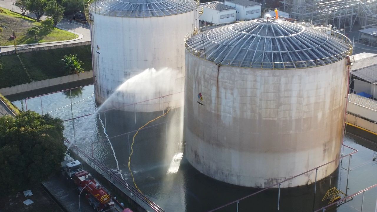 resfriamento de tanque na segunda feira 17 apos vazamento de gas toxico ser controlado foto michel castro rede amazonica
