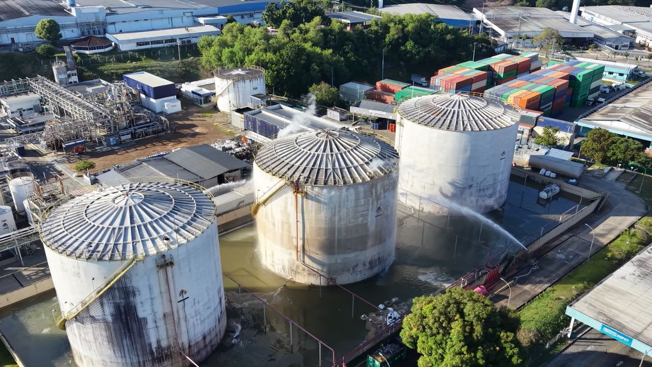 vazamento de gas em manaus bombeiros seguem resfriando tanques 14 horas apos o incidente foto william duarte rede amazonica 1