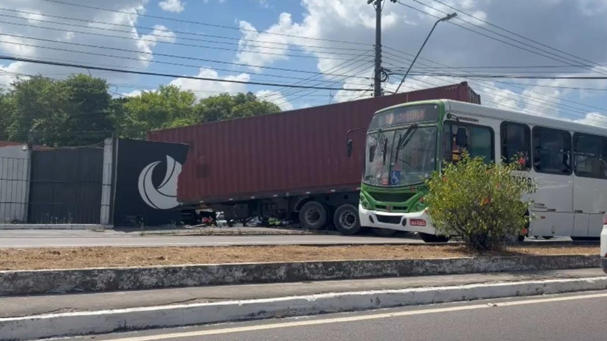 acidente com carreta deixa transito congestionado na avenida efigenio salles em manaus foto reproducao redes sociais