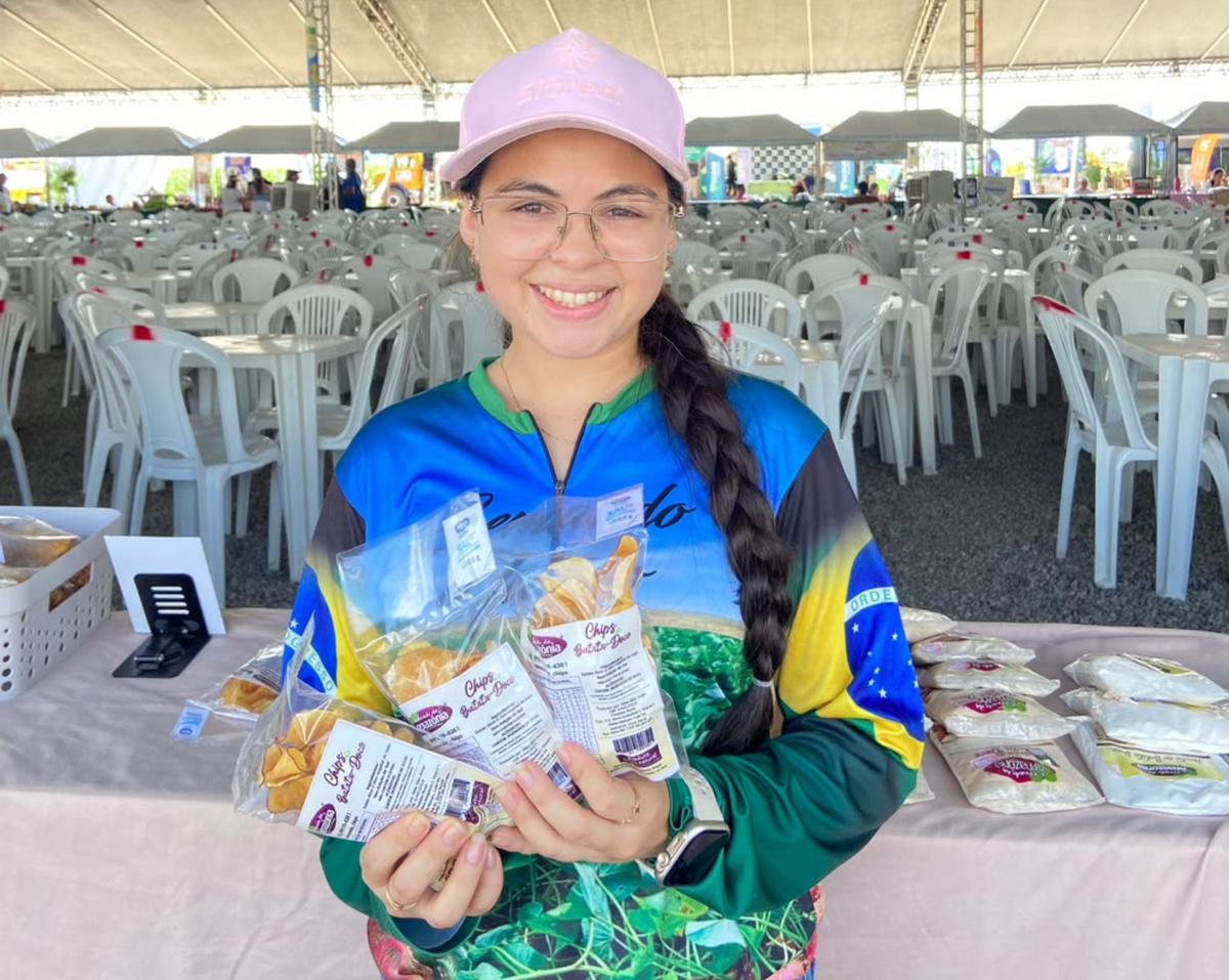agricultora produz chips de batata doce