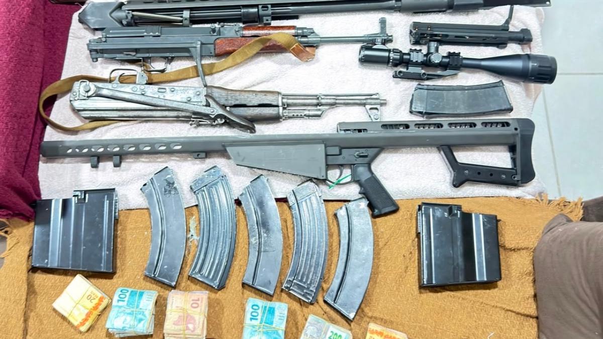armas e dinheiro apreendidos em manaus durante a operacao la maquina foto reproducao rede amazonica