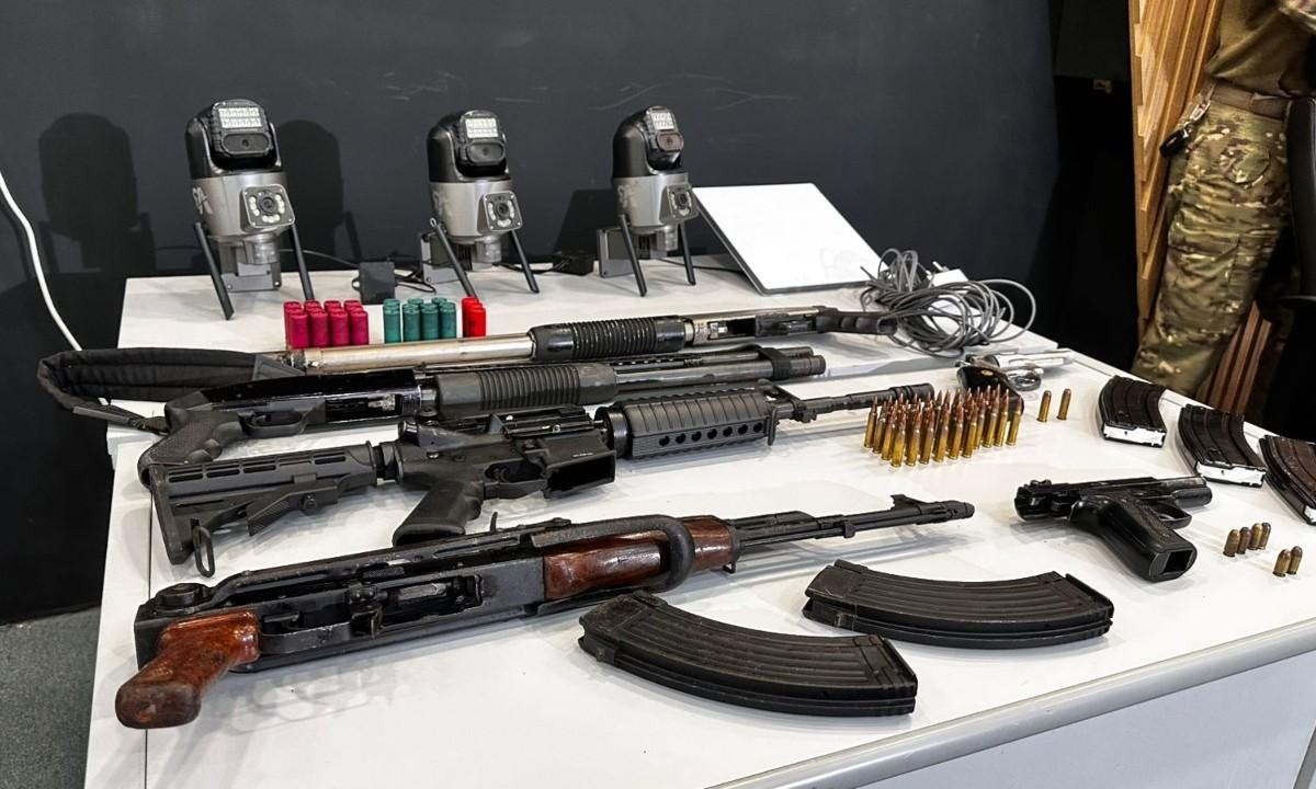 armas e materiais apreendidos durante operacao contra cv no amazonas