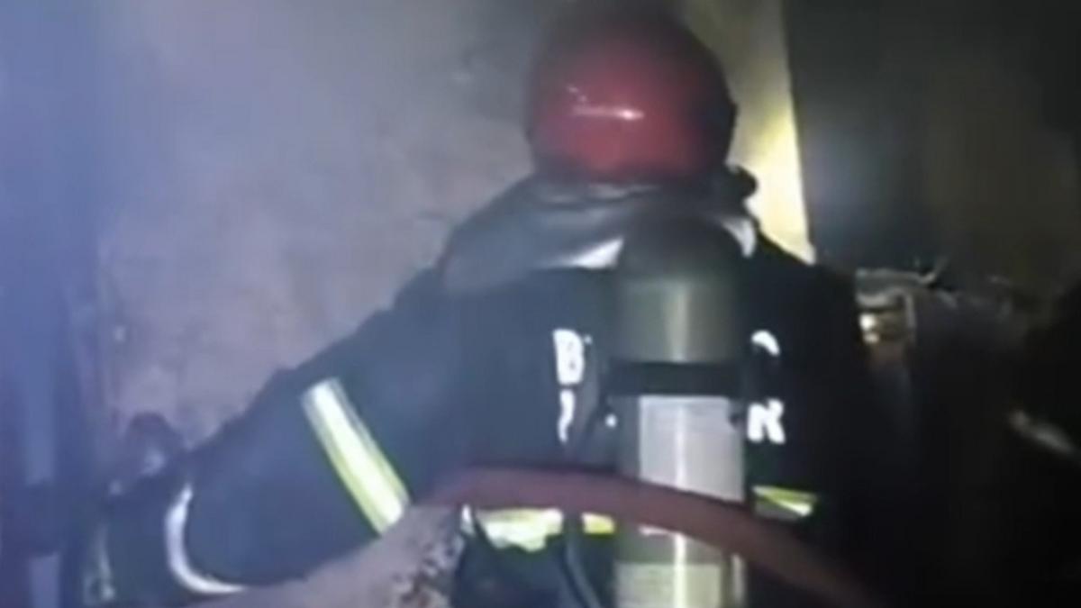 bombeiros atuando em incendio onde homem armado com facao foi resgatado na zona sul de manaus foto reproducao redes sociais