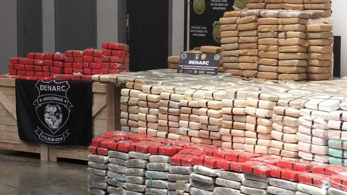 carga de 700 kg de maconha do tipo skunk e apreendida em galpao em manaus droga seguiria para o rj foto karla melo rede amazonica