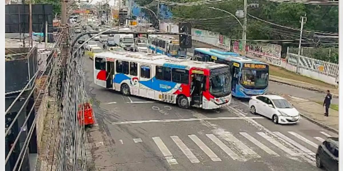 criminosos usam onibus em barricadas contra operacao policial no rio