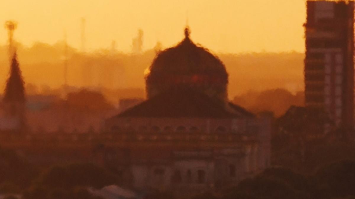 cupula do teatro amazonas aparece encoberta por tons de laranja em manha de calor intenso em manaus foto alcides neto
