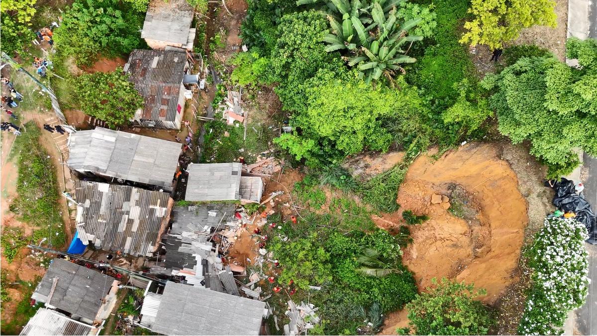 Prefeitura decreta situação de emergência em Manaus após série de deslizamentos 1 deslizamento manaus