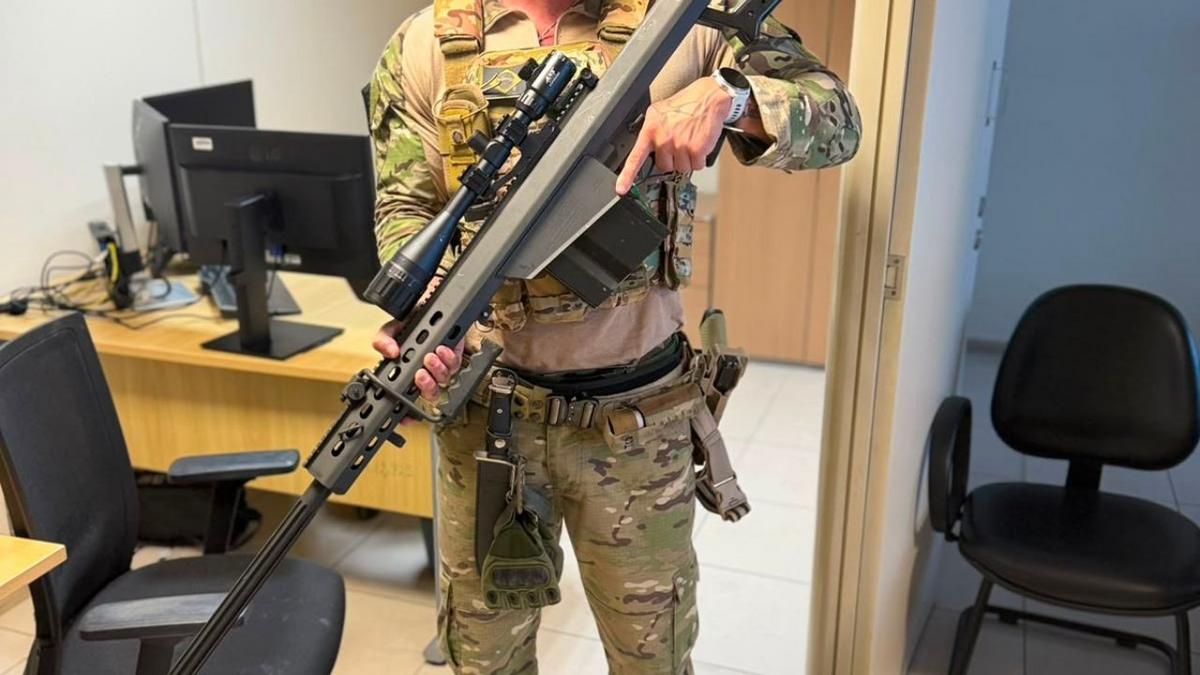 fuzil capaz de derrubar helicoptero e apreendido em operacao que investiga trafico com avioes adulterados no am foto reproducao rede amazonica