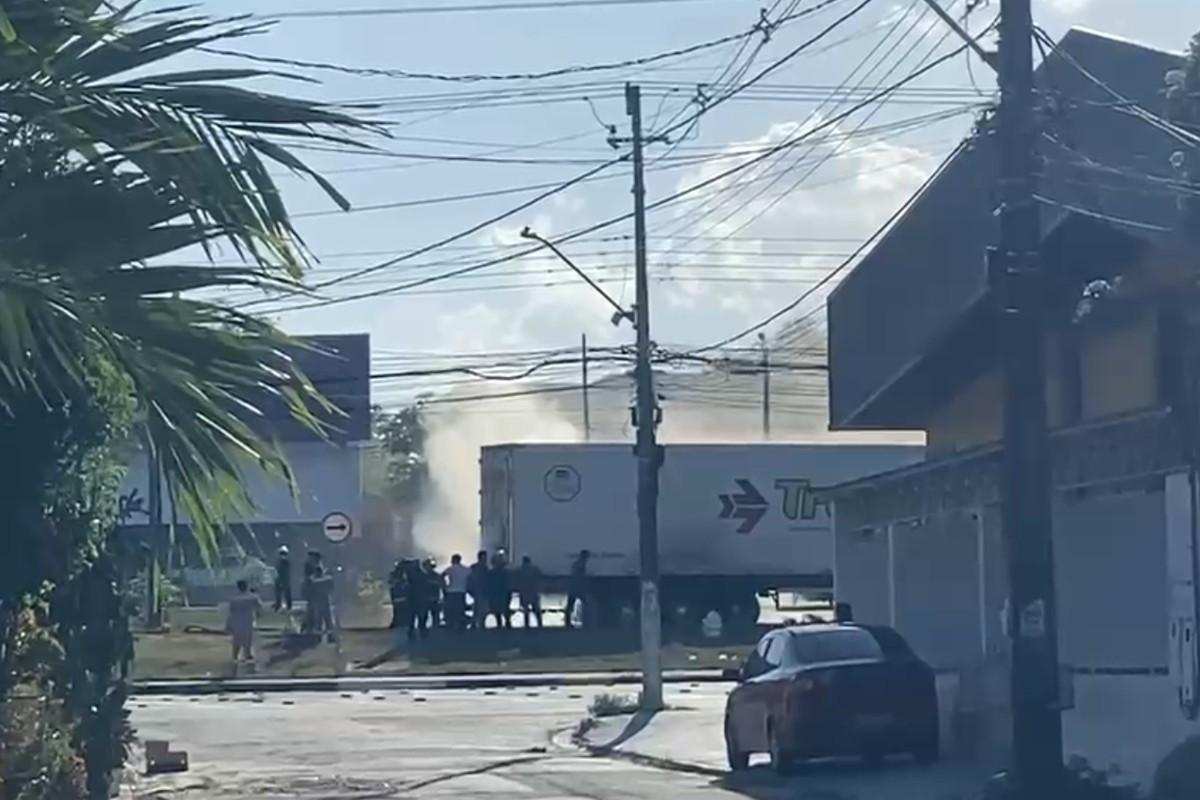 g1 carreta pega fogo