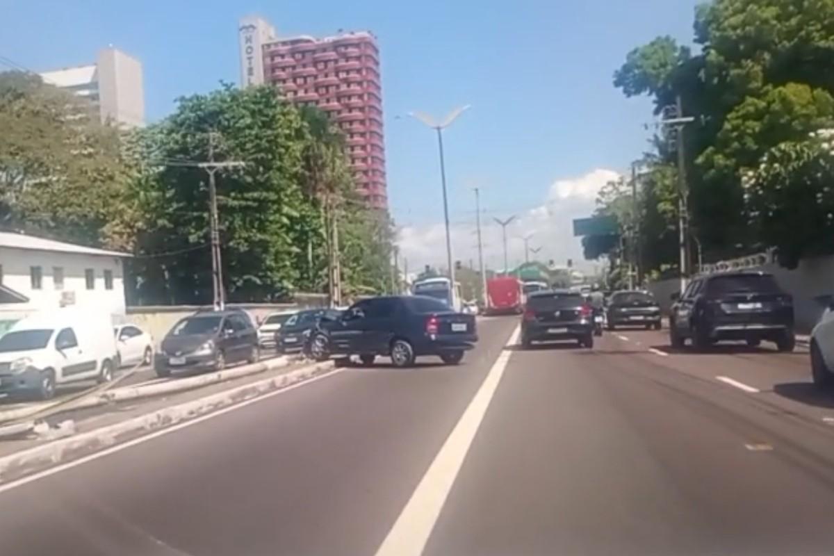 g1 carro derruba poste constantino