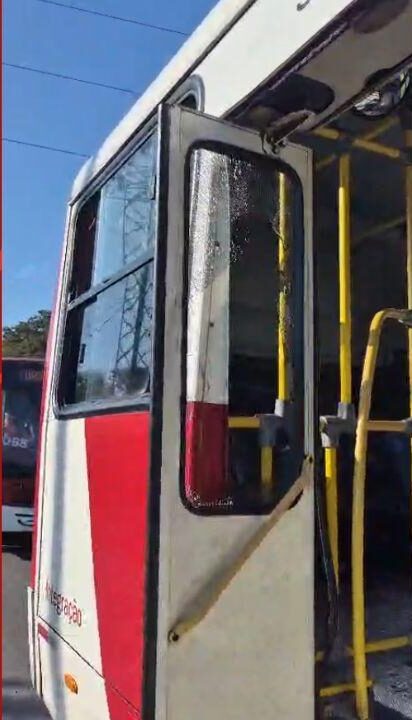 g1 onibus danificado pedrada 1 e1786622335672