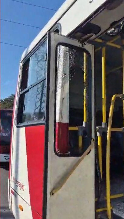 g1 onibus danificado pedrada e1786622759307