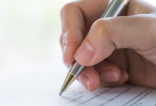 hand with pen application form 1