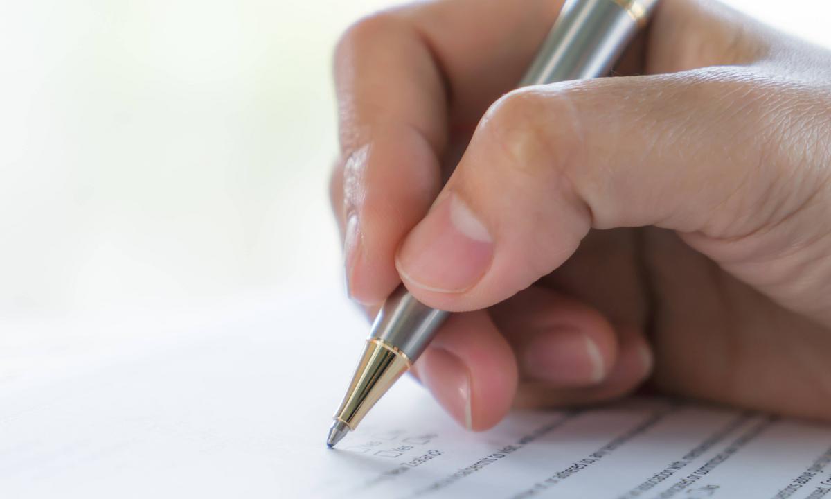 hand with pen application form 1