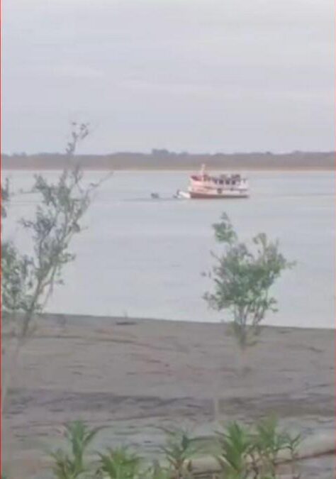 imagem mostra aviao sendo rebocado apos cair em rio no amazonas foto reproducao redes sociais e1786622427725