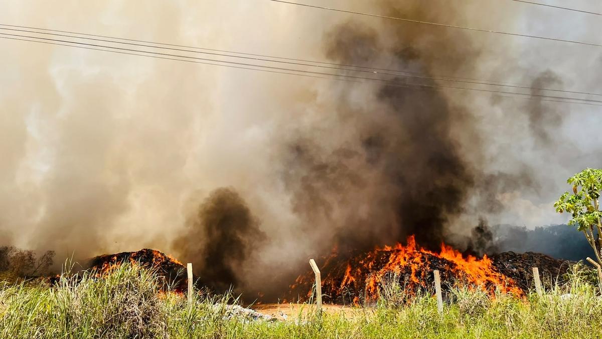 incendio em lixao de iranduba continua apos mais de 21 horas foto gato jr rede amazonica