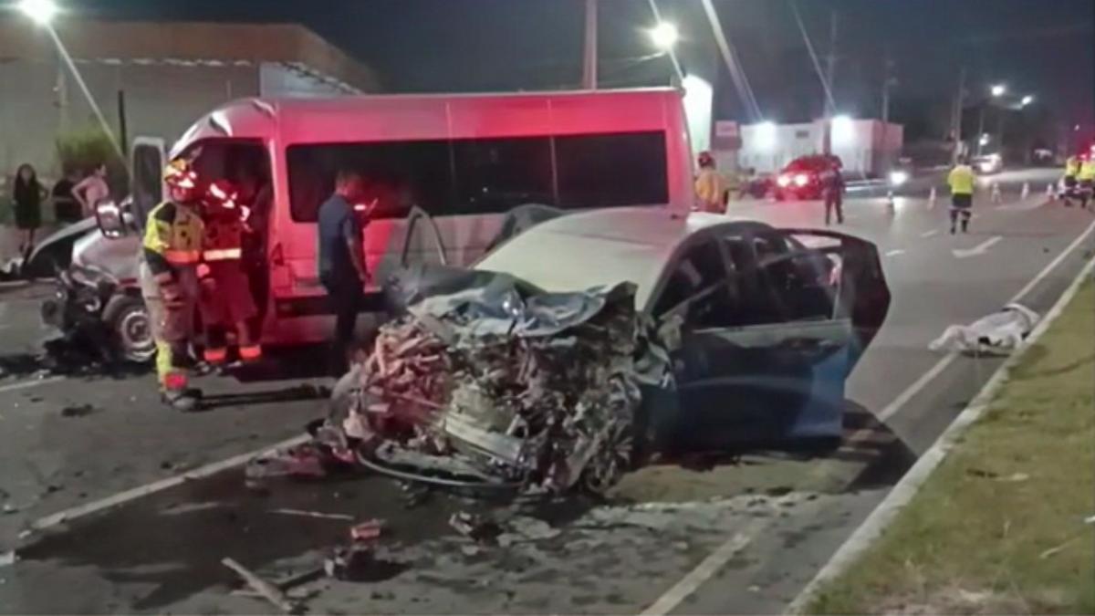 motorista de aplicativo morre apos carro pegar fogo em acidente com van na avenida do turismo em manaus foto reproducao rede amazonica