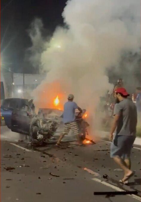motorista de aplicativo morre apos carro pegar fogo em acidente com van na avenida do turismo em manaus foto reproducao redes sociais e1786622178985