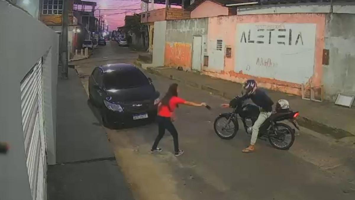 mulher esconde celular novo e entrega aparelho antigo durante assalto em manaus foto reproducao redes sociais