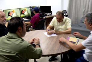 omar aziz grava programa eleitoral em manaus e apresenta propostas para saude foto reproducao rede amazonica