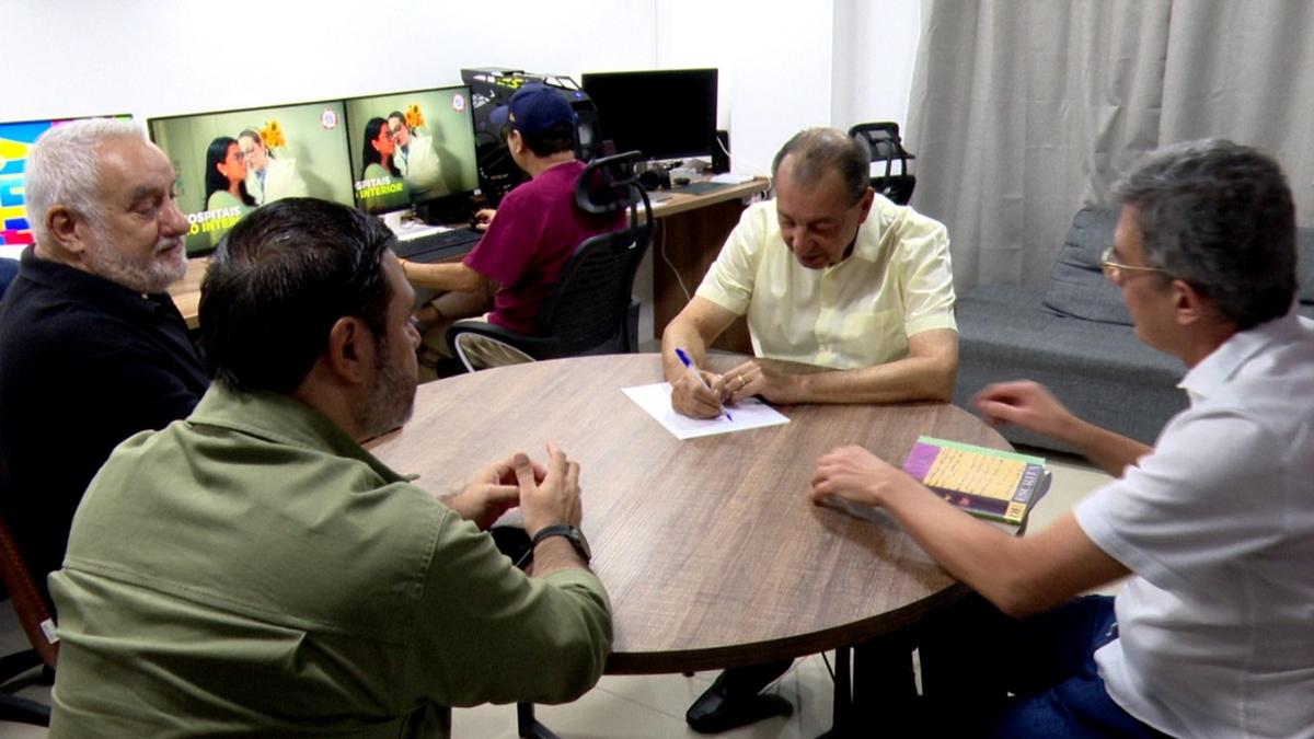 Omar Aziz foca em mutirão contra filas do Sisreg e novos hospitais no interior 1 omar aziz grava programa eleitoral em manaus e apresenta propostas para saude foto reproducao rede amazonica
