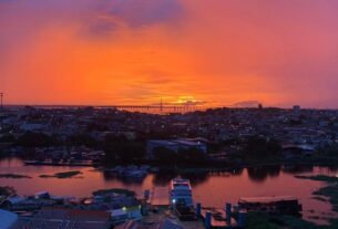 por do sol em tons vibrantes em manaus com ponte rio negro ao fundo foto reproducao x