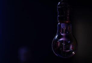 uma lampada nao luminosa paira no espaco da copia de fundo desfocado escuro
