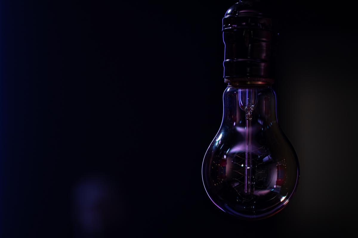 uma lampada nao luminosa paira no espaco da copia de fundo desfocado escuro