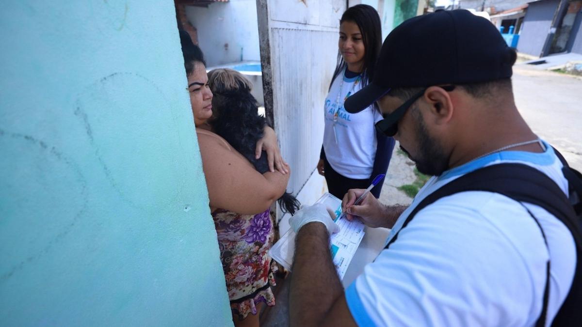 visita de casa em casa durante campanha municipal de vacinacao antirrabica animal de 2026 foto divulgacao semsa